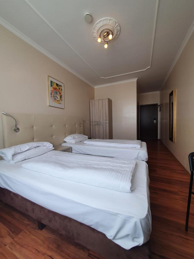 R&b Hotel *